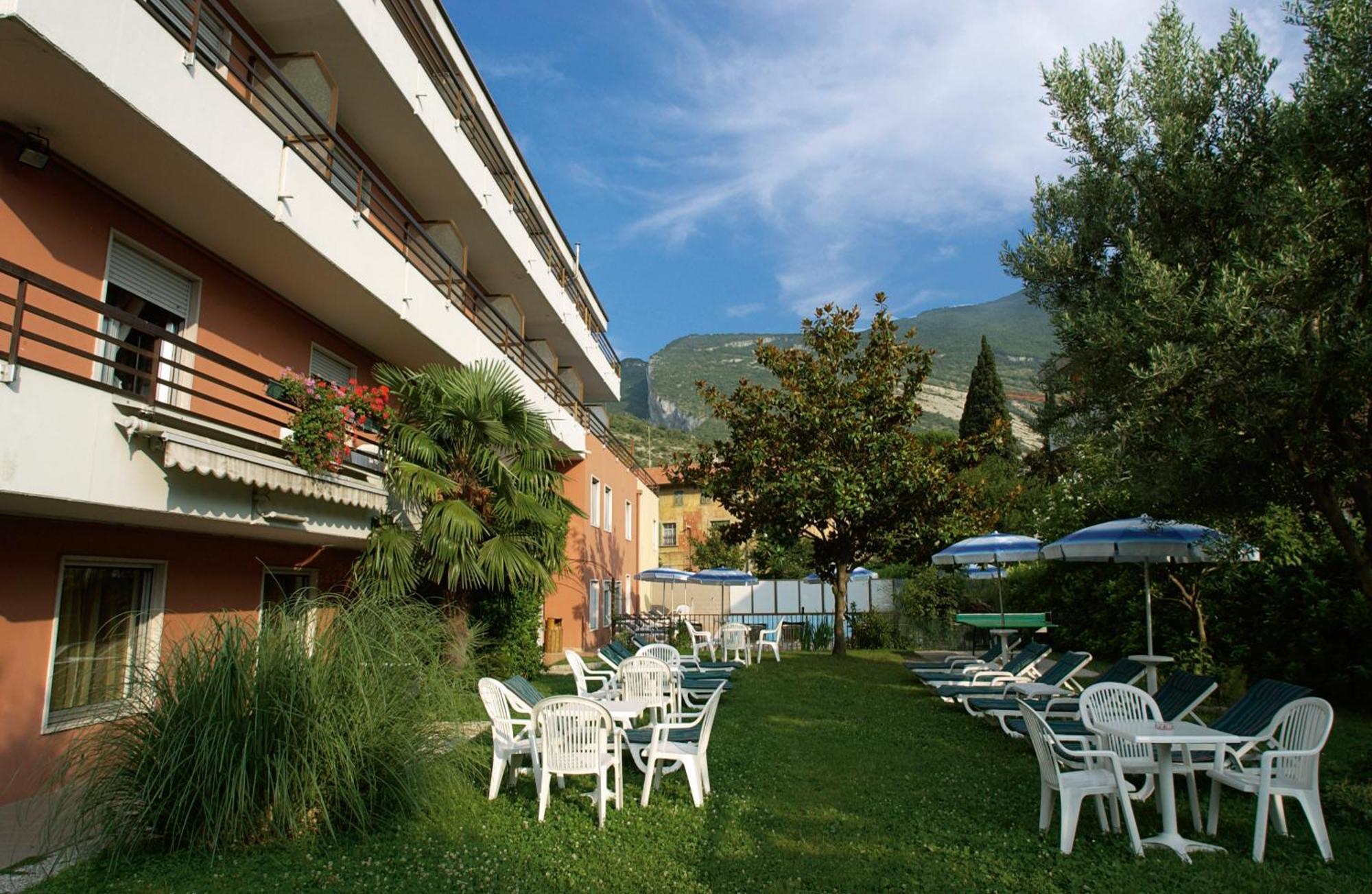 Hotel Garni Villa Magnolia Torbole Sul Garda Exteriör bild