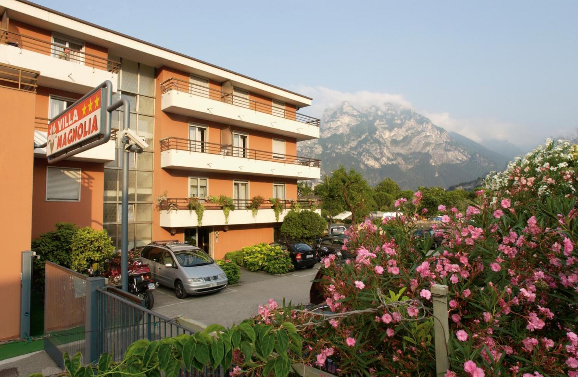 Hotel Garni Villa Magnolia Torbole Sul Garda Exteriör bild